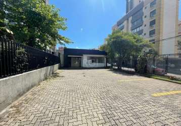 Casa comercial / mista de esquina com 250 metros privativos e 600 metros quadrados total, auditório, 2 vestiários, salão amplo e aberto, cozinha, churrasqueira e 10 vagas de garagem. estudamos imóvel 