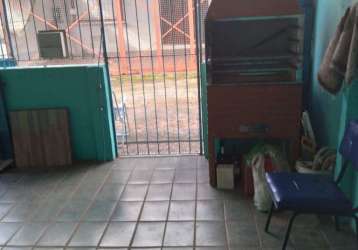 Sobrado em condominio fechado, piso terreo, com 02 dormitorios, cozinha, banheiro social, piso superior:  mezanino com  espaço para um possivel escritorio.  01 box, condominio com 02 salões de festas