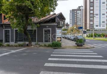 Excelente casa comercial no bairro menino deus. localização previlegiada, ponto para restaurante, mercado, bar, etc.., próximo a todas conveniências do bairro. a casa de alvenaria com suas dependência