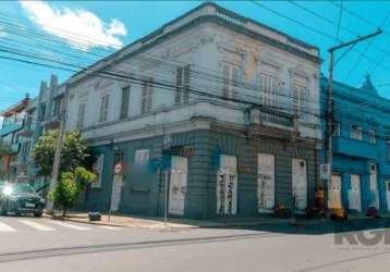 Libertas imóveis aluga prédio comercial de esquina com aproximadamente  400m² no bairro floresta.imóvel com boa iluminação, amplo espaço, seis peças, sendo uma delas um salão amplo, cozinha, piso em c