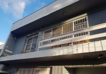 Excelente e ampla residência no bairro medianeira de 2 pavimentos e 1 vaga de garagem coberta e 2 descoberta, com 3 dormitórios. imóvel com  ppci em dia, instalação de gás central, tem cerca elétrica,