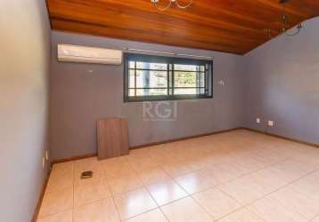 Vende-se casa em condomínio individual, de frente, desocupada, 4 dormitórios sendo 1 suíte, garagem, quintal, lavanderia, churrasqueira, dependência de empregada. 1º piso com living amplo em 4 ambient