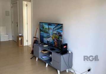 Vende-se apartamento térreo&lt;br&gt;com 03 dormitório e 01 banheiro social;&lt;br&gt;living 2 ambientes com acesso para pátio privativo &lt;br&gt;arejado, reformado e semi mobiliado&lt;br&gt;cozinha 