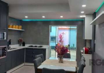 Lindo sobrado de 3 andares com amplo living de dois ambientes finamente decorado com gesso rebaixado com linda iluminação, cozinha com moveis planejado, 3 banheiros sendo duas suítes, o 3 andar sendo 