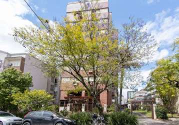 Apartamento de 2 dorm., sacada com churrasqueira, banheiro de serviço, totalmente ensolarado, , 1 vaga de garagem coberta individualizada, elevador social e de serviços, portaria 24hs, zelador, equipe