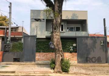 Casa com 2 dormitórios, tipo sobrado, 2 suítes e sacada no segundo andar. no primeiro andar, cozinha conceito aberto, living para 2 ambientes com lareira, lavabo e varanda, móveis fixos, split, água q