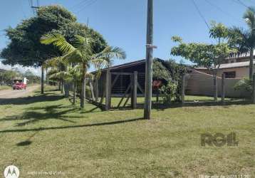 Casa de madeira  a 300 metros do mar   com três dormitórios , banheiro social , sala de estar e cozinha integradas , area fechada com churrasqueira , vaga para carro , casa cercada . onibus passa em f