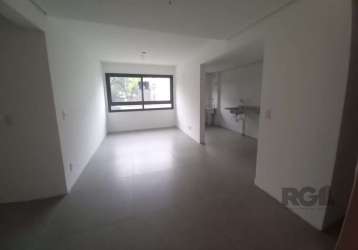 Apartamento com 67m², 2 dormitórios, 1 suíte, living de 2 ambientes, cozinha com churrasqueira, área de serviço e 1 vaga de garagem.&lt;br&gt;&lt;br&gt;condomínio com portaria 12 horas presencial, ele