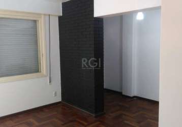 Apartamento  01 dormitório, bairro centro, porto alegre/rs     &lt;br&gt;&lt;br&gt;imóvel foi totalmente reformado em 2012 e encontra-se em ótimo estado.&lt;br&gt;possui 02 banheiros, 01 cozinha, 01 g