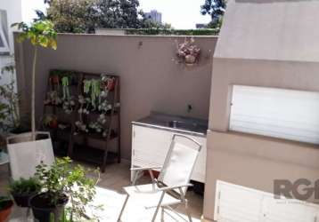 Apartamento garden no bairro mont'serrat em porto alegre. living com dois ambientes e lareira. 2 dormitórios sendo um suíte, cozinha , lavanderia, banheiro social e auxiliar. terraço ensolarado com ch