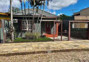 Excelente casa, toda reformada, na frente 03 dormitórios (hoje possui 02), duas salas, 01 de estar e 01 de jantas, banheiro suite americana, jardim de inverno com junker, lavabo e cozinha. nos fundos 