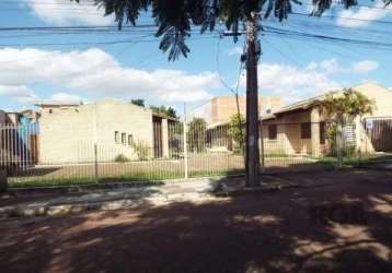 Casa 85m² privativos em condomínio fechado com 2 dormitórios sendo um suíte, sala de estar, banheiro social. na parte dos fundos possui cozinha integrada com churrasqueira; área de serviço separada da