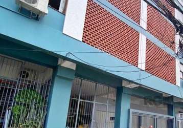 Lindo apto na clemenciano barnasque esquina com a av. teresópolis, amplo com aproximadamente 85m², com 02 dormitórios, sala, cozinha, área de serviço, banheiro. prédio com gás central, elevador, salão