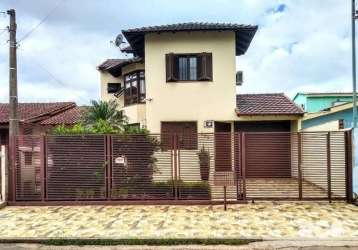 Casa com excelente localização, proxima do novo centro da cidade, com todas as comodidades do bairro.&lt;br&gt;- amplas salas de estar e jantar;&lt;br&gt;- cozinha;&lt;br&gt;- água quente&lt;br&gt;- l