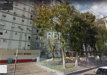 Apartamento com 3 dormitórios, 1 vaga coberta, elevador, 4° andar, salão de festas, playgroud, portariae e 1 vaga de estacionamento coberta com 20,00m².&lt;br&gt;no bairro: o humaitá é um bairro da zo