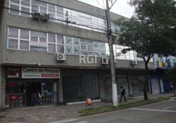 Ótimo investimento, compre já alugada!&lt;br&gt;ótima sala comercial no teresópolis, no cond. plaza mondrian, de frente, com 80m² privativos, reformada, e com banheiro. iluminação natural com sol da m