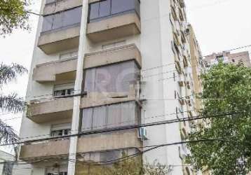 Bairro menino deus.-  apartamento de dois dormitórios, um com sacada, hall de entrada, living amplo para dois ambientes, cozinha com área de serviço e banheiro auxiliar.&lt;br&gt;piso parquet, andar a