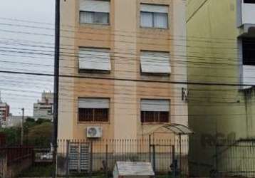 Apartamento no bairro jardim lindoia, com 02 dormitórios, de frente, todo reformado, semi mobiliado, living 02 ambientes, banheiro social, cozinha e área de serviço com móveis planejados. 01 lance de 