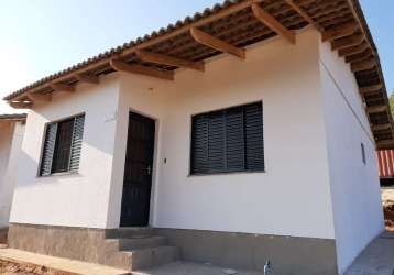 Casa com 2 dormitórios, cozinha e sala integrada,  banheiro, pátio e entrada para garagem.