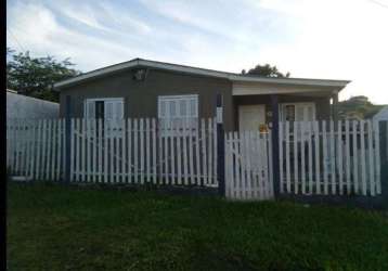 Casa com 3 dormitórios , 2 salas, cozinha americana, 1 banheiro, 1 lavabo, área com churrasqueira, lavanderia. área coberta para um carro, garagem para três carros, pátio todo murado, árvores frutífer