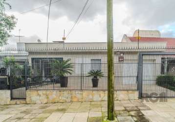 Excelente casa, 03 dormitórios  03 banheiros,02 banheiras novas 1 hidromassagem com regulagem para água quente e 6 jatos,  02 suíte, living 02 ambiente, sala intima, ampla cozinha, área intima e socia