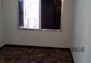 Vende-se apartamento desocupado 2 dormitórios com vaga, living em dois ambientes com ar condicionado, ventilador de teto, copa e cozinha, banho social, área de serviço separada, vaga rotativa,salão de