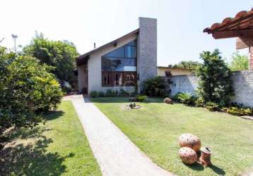 Casa em terreno de 12 x 157, casa de 250m², living 02 ambientes com lareira, sala de jantar, lavabo, cozinha americana, dispensa, 02 dormitórios sendo um com suite e closet, mezanino com sala e dormit