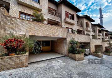 Casa em condominio, semi-mobiada,&lt;br&gt;primeiro piso, garagem para dois carros, espaço fechado que pode ser uma sala, escritório ou um outro dormitório. &lt;br&gt;&lt;br&gt;segundo piso, living pa