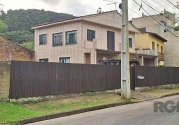 São 2 casas dentro do terreno, uma delas de madeira ainda habitável. &lt;br&gt;casa com 136,47m² privativos, no bairro guarujá. a construção tem boa distribuição.&lt;br&gt;localizada na rua agenor men