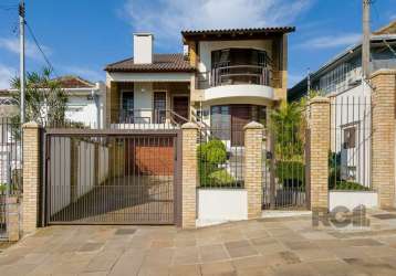 Essa casa realmente é uma excelente oportunidade para quem busca espaço e conforto! &lt;br&gt;com quatro dormitórios, incluindo duas suítes e uma suíte térrea, &lt;br&gt;é perfeita para famílias que n