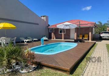 Casa na praia paraiso , com dois dormitorios sendo uma suite , cozinha e 1 banheiro social , lavanderia , patio cercado com piscina , e uma vaga de garagem .