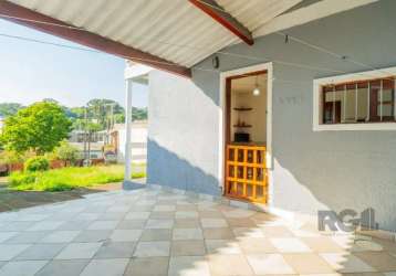 Excelente casa de 2 pavimentos. no térreo, dispõe de uma ampla sala de estar para 2 ambientes, cozinha espaçosa, banheiro e garagem coberta. o segundo andar abriga três dormitórios, sendo um deles suí