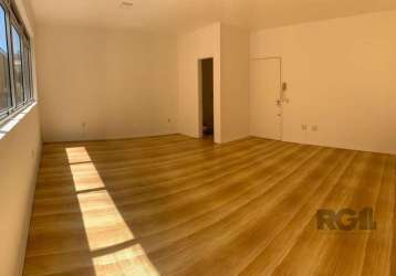 Libertas imobiliária aluga sala comercial com 35m² no bairro auxiliadora em porto alegre.&lt;br&gt;&lt;br&gt;imóvel bem iluminado, piso laminado, banheiro social.&lt;br&gt;&lt;br&gt;condomínio com ele