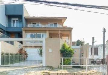 Casa com 3 quartos sendo 1 suite e 1 banheiro.&lt;br&gt;possui sacada, lareira.&lt;br&gt;vai lhe possibilitar todo o conforto do ar condicionado nos dias mais quentes.