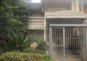 Semi mobiliada, desocupada, graciosa casa com 198m2 privativos. parte superior_ 3 dormitórios ( 1 suite c/ closet e sacada), banheiro social. parte térreo _ living 2 ambientes em piso tabuão, lareira,