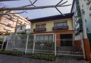 Belíssima casa, localizada no desejado bairro bela vista, com pátio com piscina e um anexo ao fundo. a casa oferece um espaço amplo e bem distribuído em dois pavimentos. na parte inferior, você encont