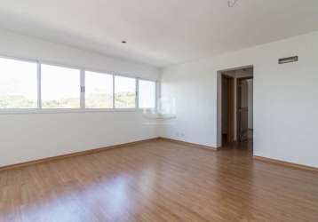 Apartamento novo, 2 dormitórios, com suíte, água quente, banho social, lavabo, semi mobiliado, cozinha, área de serviço e garagem box 123.&lt;br&gt;o imóvel está com piso laminado, aquecedor e duchas.