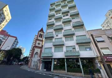 Apartamento semi mobiliado no centro histórico de porto alegre com 2 dormitórios, sala de estar e jantar cozinha com móveis planejados, apartamento bem arejado com ótima ventilação e posição solar.1 v