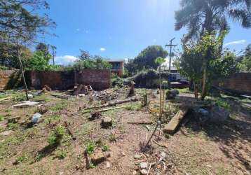 Terreno plano na rua dona mariana, medindo 20 de frente por 65 de comprimento. terreno possui uma construção inacabada.