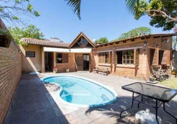 Otima casa com dois dormitórios,sendo um suíte, cozinha com conceito aberto, depósito e uma ótima área de lazer com salão de festas, churrasqueira e piscina. uma bela casa num lugar muito arborizado, 