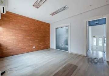 Casa com área útil aproximada de 198m², piso laminado, 08 salas, 02 lavabos, 01 banheiro, cozinha, terraço, jardim de inverno e pátio. estacionamento terceirizado em frente ao imóvel. entre as avenida