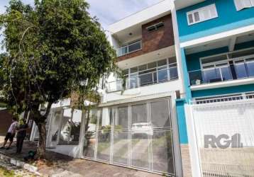 Casa com arquitetura bonita e moderna com grande espaço de morada no bairro teresópolis,  composta de 03 dormitórios, (um suite com sacada), 02 salas (estar e jantar) 4 banheiros, cozinha planejada, 3