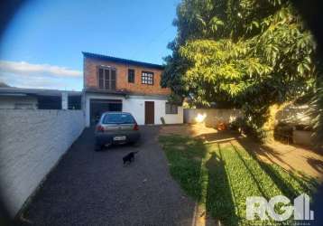 Casa à venda no bairro lami | imóvel de dois pavimentos medindo 9x12, com 2 dormitórios, sala de estar e jantar, cozinha ampla com fogão a lenha, 2 banheiros e garagem. lugar sem risco de alagamento. 