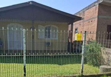 Casa à venda no bairro lami | casa mista em frente a avenida, com 2 dormitórios, sala de estar, ampla cozinha e banheiro. além de uma área fechada ao lado e pátio nos fundos. agende sua visita e venha