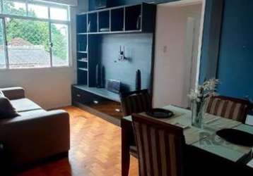 Apartamento 2 dormitórios com 1 vaga, no bairro passo dareia (porto alegre): apartamento que fica praticamente tudo, quartos e sala com móveis planejados, sofá, mesa com cadeiras, fogão, geladeira, so