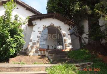 São 02 terrenos (matriculas indiv) -  com uma casa, e garagens, estrutura de concreto, .terreno 10 x 42. cada.