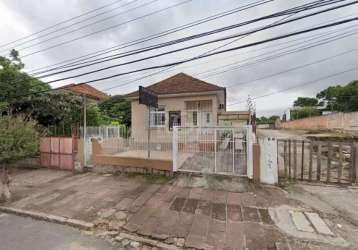 Terreno no bairro teresópolis, com 520m² (10 x 52m) contendo 3 residências. casa da frente de madeira possui sala de estar, cozinha, 4 dormitórios, 2 banheiros e pátio em frente com garagem descoberta