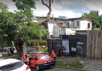 Casa para fins residencial ou comercial no bairro rio branco com 2 dormitórios, 3 banheiros, vaga de garagem, próximo ao colégio leonardo da vinci, em porto alegre.&lt;br&gt;casa com 2 dormitórios,  l