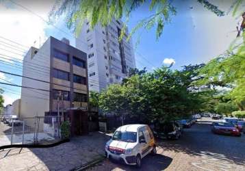 Terreno medindo 5 m de frente por 88 m de extensão de frente ao fundo. &lt;br&gt;&lt;br&gt;localizado na rua costa, no bairro menino deus.&lt;br&gt;&lt;br&gt;atualmente utilizado como estacionamento.