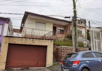 Residencia , três dormitórios , living dois ambientes,  sala de jantar ,banheiro social, copa cozinha ,nos fundos uma edicula com um dormitório e com churrasqueira.